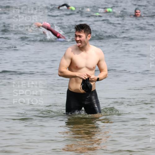 15.06.2025 - 27. Vierlanden-Triathlon Lena Gebhardt http://msf.ph/oto/8030341 15.06.2025 11:07:36 Schwimmen 787 meine-sportfotos.de