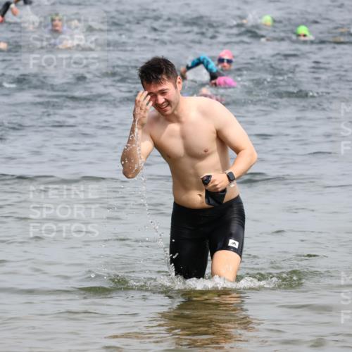 15.06.2025 - 27. Vierlanden-Triathlon Lena Gebhardt http://msf.ph/oto/8030344 15.06.2025 11:07:39 Schwimmen 653, 787 meine-sportfotos.de