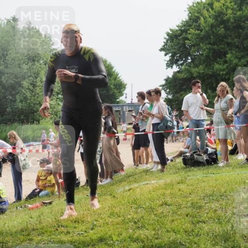 15.06.2025 - 27. Vierlanden-Triathlon KatJ http://msf.ph/oto/8030346 15.06.2025 11:07:11 Schwimmen 853, 874 meine-sportfotos.de