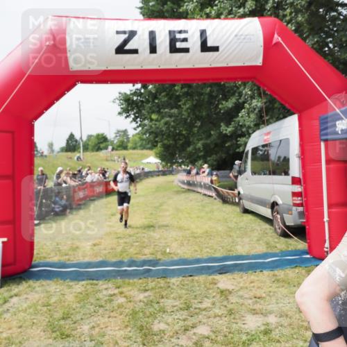 21.06.2025 - 27. Vierlanden-Triathlon MichiJ http://msf.ph/oto/8030348 15.06.2026 12:34:36 Ziel 50, 874 meine-sportfotos.de