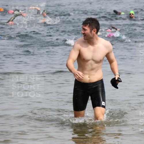15.06.2025 - 27. Vierlanden-Triathlon Lena Gebhardt http://msf.ph/oto/8030352 15.06.2025 11:07:40 Schwimmen 653, 787 meine-sportfotos.de