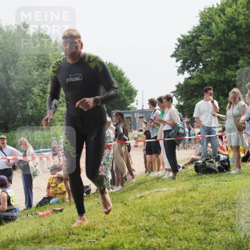 15.06.2025 - 27. Vierlanden-Triathlon KatJ http://msf.ph/oto/8030353 15.06.2025 11:07:11 Schwimmen 853, 874 meine-sportfotos.de