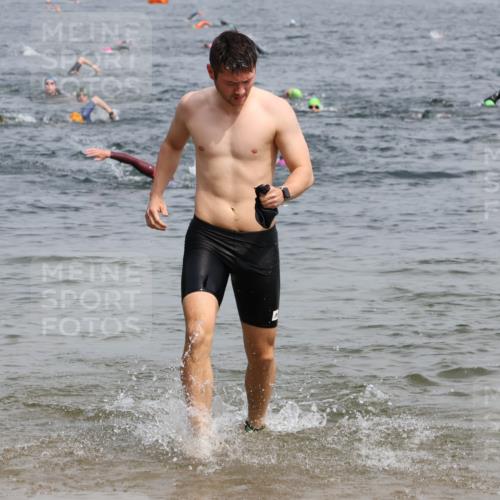 15.06.2025 - 27. Vierlanden-Triathlon Lena Gebhardt http://msf.ph/oto/8030354 15.06.2025 11:07:42 Schwimmen 653 meine-sportfotos.de