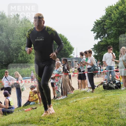 15.06.2025 - 27. Vierlanden-Triathlon KatJ http://msf.ph/oto/8030358 15.06.2025 11:07:11 Schwimmen 853, 874 meine-sportfotos.de
