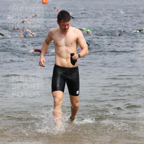 15.06.2025 - 27. Vierlanden-Triathlon Lena Gebhardt http://msf.ph/oto/8030360 15.06.2025 11:07:42 Schwimmen 653 meine-sportfotos.de
