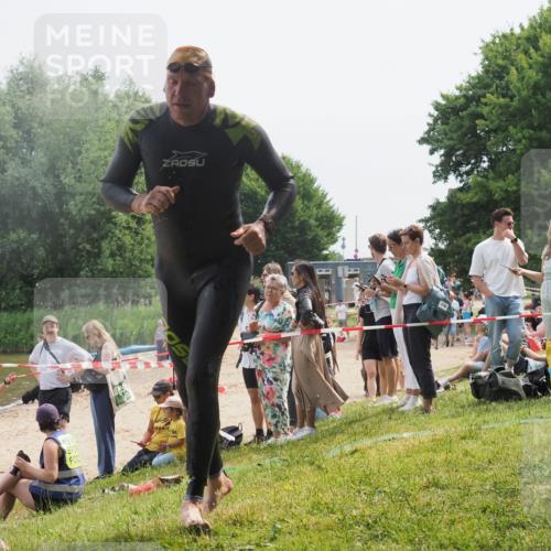 15.06.2025 - 27. Vierlanden-Triathlon KatJ http://msf.ph/oto/8030364 15.06.2025 11:07:11 Schwimmen 853, 874 meine-sportfotos.de
