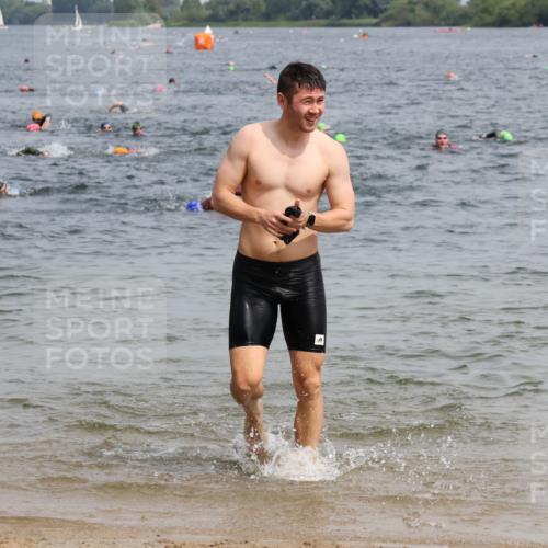 15.06.2025 - 27. Vierlanden-Triathlon Lena Gebhardt http://msf.ph/oto/8030365 15.06.2025 11:07:43 Schwimmen 653 meine-sportfotos.de