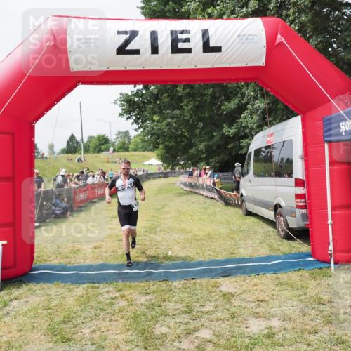 21.06.2025 - 27. Vierlanden-Triathlon MichiJ http://msf.ph/oto/8030372 15.06.2026 12:34:37 Ziel 50, 874 meine-sportfotos.de
