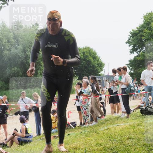 15.06.2025 - 27. Vierlanden-Triathlon KatJ http://msf.ph/oto/8030376 15.06.2025 11:07:11 Schwimmen 853, 874 meine-sportfotos.de