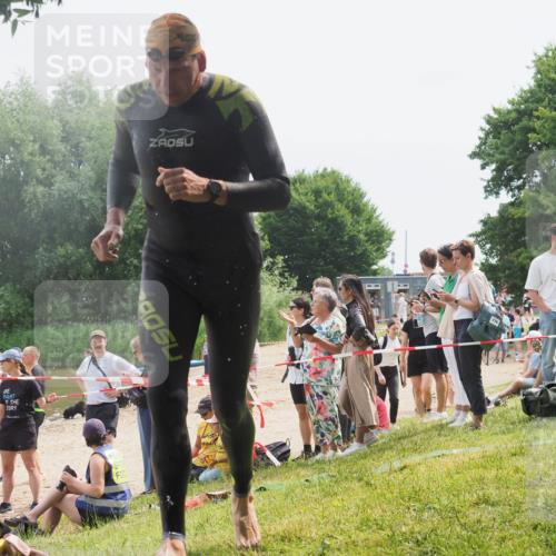 15.06.2025 - 27. Vierlanden-Triathlon KatJ http://msf.ph/oto/8030381 15.06.2025 11:07:11 Schwimmen 853, 874 meine-sportfotos.de