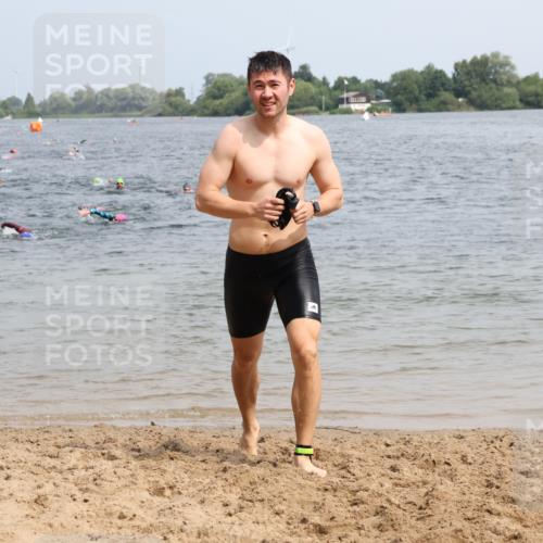 15.06.2025 - 27. Vierlanden-Triathlon Lena Gebhardt http://msf.ph/oto/8030391 15.06.2025 11:07:45 Schwimmen 653 meine-sportfotos.de