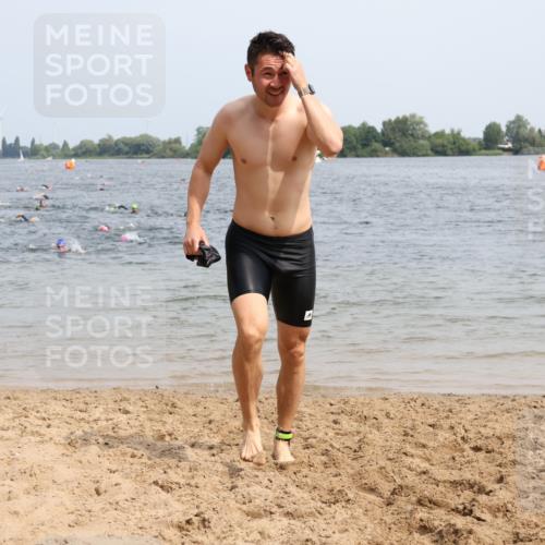 15.06.2025 - 27. Vierlanden-Triathlon Lena Gebhardt http://msf.ph/oto/8030398 15.06.2025 11:07:47 Schwimmen 653 meine-sportfotos.de