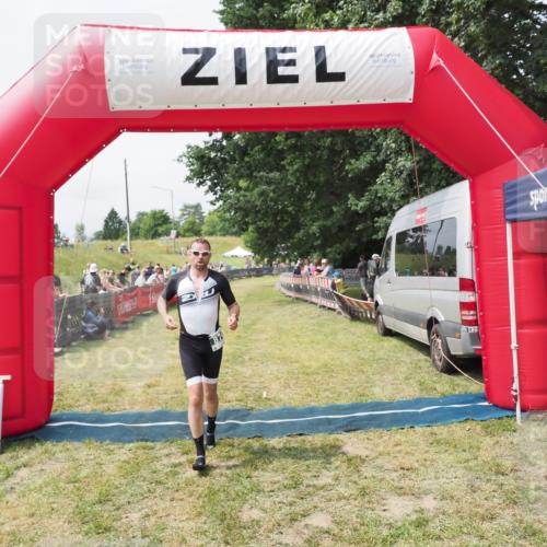 21.06.2025 - 27. Vierlanden-Triathlon MichiJ http://msf.ph/oto/8030399 15.06.2026 12:34:38 Ziel 50, 874 meine-sportfotos.de