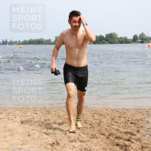 15.06.2025 - 27. Vierlanden-Triathlon Lena Gebhardt http://msf.ph/oto/8030403 15.06.2025 11:07:47 Schwimmen 653 meine-sportfotos.de