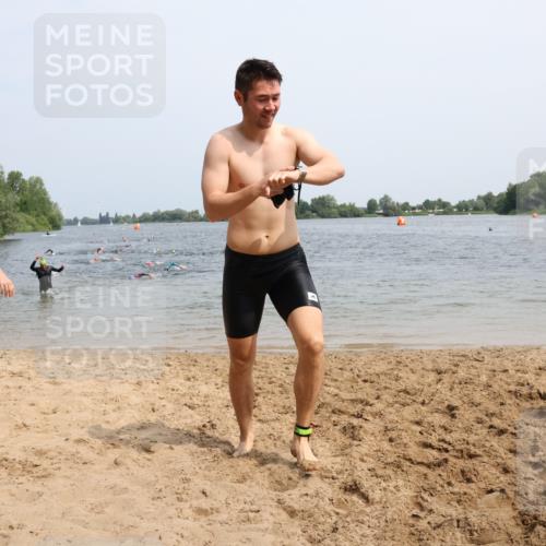 15.06.2025 - 27. Vierlanden-Triathlon Lena Gebhardt http://msf.ph/oto/8030408 15.06.2025 11:07:48 Schwimmen 653, 830 meine-sportfotos.de