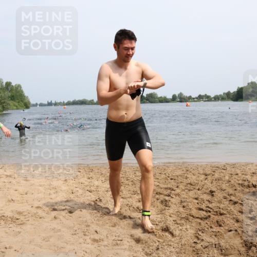 15.06.2025 - 27. Vierlanden-Triathlon Lena Gebhardt http://msf.ph/oto/8030410 15.06.2025 11:07:48 Schwimmen 653, 830 meine-sportfotos.de