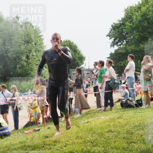 15.06.2025 - 27. Vierlanden-Triathlon KatJ http://msf.ph/oto/8030417 15.06.2025 11:07:36 Schwimmen 787 meine-sportfotos.de