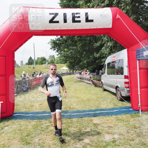 21.06.2025 - 27. Vierlanden-Triathlon MichiJ http://msf.ph/oto/8030420 15.06.2026 12:34:38 Ziel 50, 874 meine-sportfotos.de