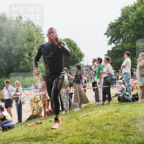 15.06.2025 - 27. Vierlanden-Triathlon KatJ http://msf.ph/oto/8030422 15.06.2025 11:07:36 Schwimmen 787 meine-sportfotos.de