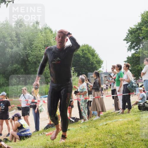 15.06.2025 - 27. Vierlanden-Triathlon KatJ http://msf.ph/oto/8030429 15.06.2025 11:07:37 Schwimmen 787 meine-sportfotos.de