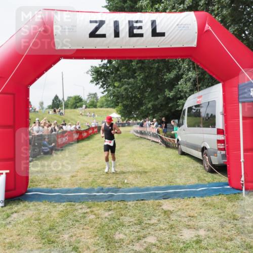 21.06.2025 - 27. Vierlanden-Triathlon MichiJ http://msf.ph/oto/8030454 15.06.2026 12:35:16 Ziel 69 meine-sportfotos.de