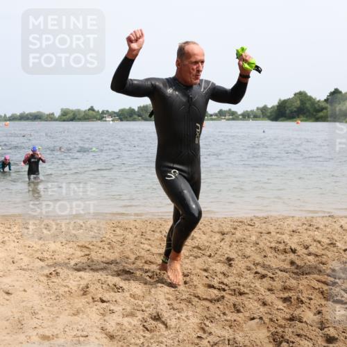 15.06.2025 - 27. Vierlanden-Triathlon Lena Gebhardt http://msf.ph/oto/8030462 15.06.2025 11:07:58 Schwimmen 653, 794, 799, 830 meine-sportfotos.de