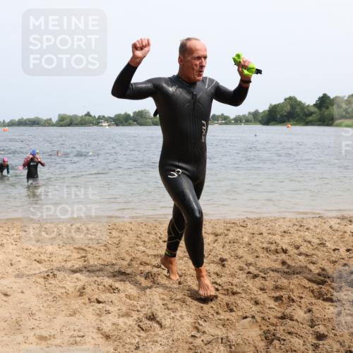 15.06.2025 - 27. Vierlanden-Triathlon Lena Gebhardt http://msf.ph/oto/8030466 15.06.2025 11:07:58 Schwimmen 653, 794, 799, 830 meine-sportfotos.de