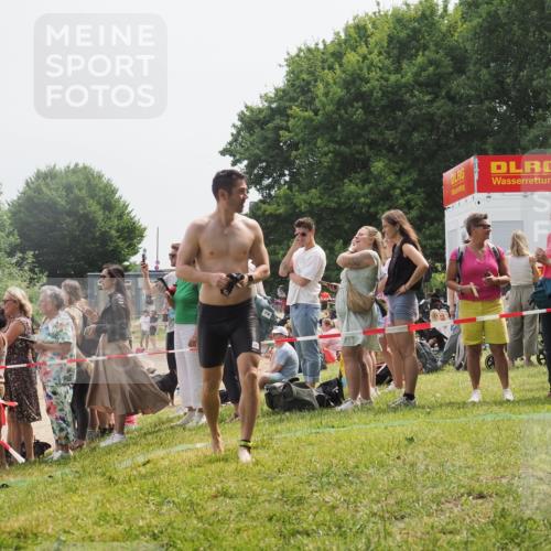 15.06.2025 - 27. Vierlanden-Triathlon KatJ http://msf.ph/oto/8030473 15.06.2025 11:07:55 Schwimmen 653, 830 meine-sportfotos.de