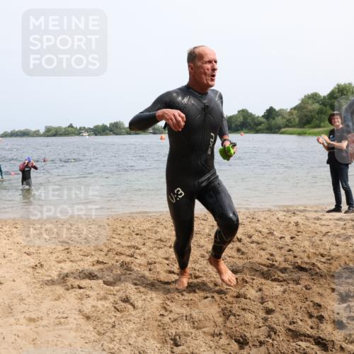 15.06.2025 - 27. Vierlanden-Triathlon Lena Gebhardt http://msf.ph/oto/8030478 15.06.2025 11:07:58 Schwimmen 653, 794, 799, 830 meine-sportfotos.de
