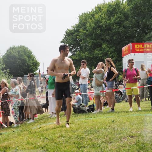 15.06.2025 - 27. Vierlanden-Triathlon KatJ http://msf.ph/oto/8030479 15.06.2025 11:07:55 Schwimmen 653, 830 meine-sportfotos.de