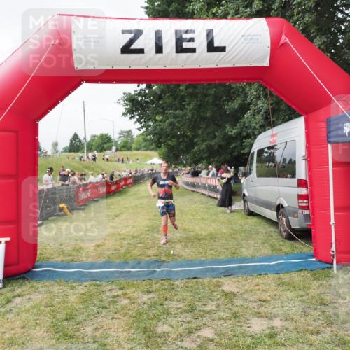 21.06.2025 - 27. Vierlanden-Triathlon MichiJ http://msf.ph/oto/8030500 15.06.2026 12:38:36 Ziel 54 meine-sportfotos.de