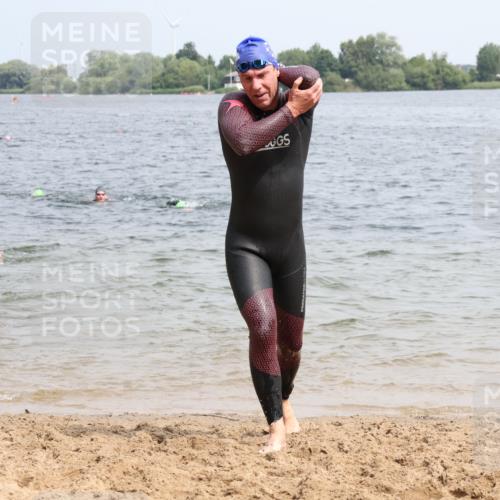 15.06.2025 - 27. Vierlanden-Triathlon Lena Gebhardt http://msf.ph/oto/8030503 15.06.2025 11:08:03 Schwimmen 782, 794, 799, 828, 830 meine-sportfotos.de