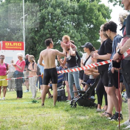 15.06.2025 - 27. Vierlanden-Triathlon KatJ http://msf.ph/oto/8030509 15.06.2025 11:07:59 Schwimmen 653, 799, 830 meine-sportfotos.de