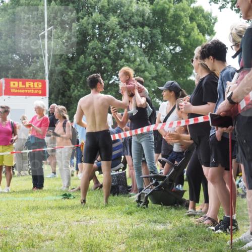 15.06.2025 - 27. Vierlanden-Triathlon KatJ http://msf.ph/oto/8030514 15.06.2025 11:07:59 Schwimmen 653, 799, 830 meine-sportfotos.de