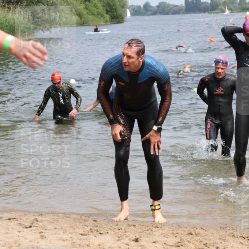 15.06.2025 - 27. Vierlanden-Triathlon Lena Gebhardt http://msf.ph/oto/8030517 15.06.2025 11:08:07 Schwimmen 782, 794, 797, 799, 828, 830 meine-sportfotos.de