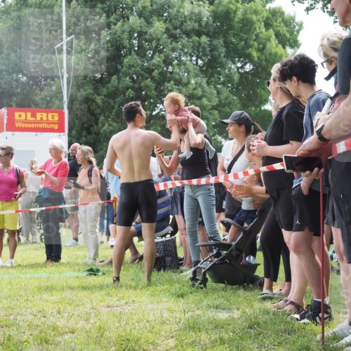 15.06.2025 - 27. Vierlanden-Triathlon KatJ http://msf.ph/oto/8030519 15.06.2025 11:07:59 Schwimmen 653, 799, 830 meine-sportfotos.de