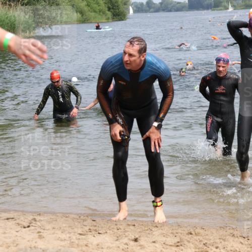 15.06.2025 - 27. Vierlanden-Triathlon Lena Gebhardt http://msf.ph/oto/8030522 15.06.2025 11:08:07 Schwimmen 782, 794, 797, 799, 828, 830 meine-sportfotos.de