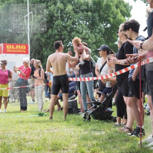 15.06.2025 - 27. Vierlanden-Triathlon KatJ http://msf.ph/oto/8030529 15.06.2025 11:08:00 Schwimmen 653, 799, 830 meine-sportfotos.de