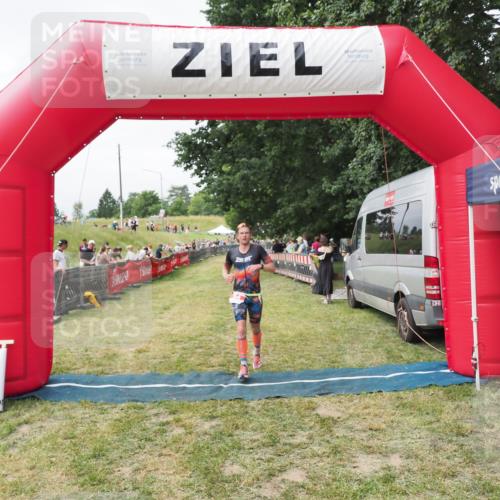 21.06.2025 - 27. Vierlanden-Triathlon MichiJ http://msf.ph/oto/8030531 15.06.2026 12:38:36 Ziel 54 meine-sportfotos.de