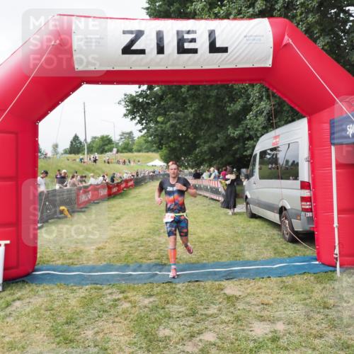 21.06.2025 - 27. Vierlanden-Triathlon MichiJ http://msf.ph/oto/8030536 15.06.2026 12:38:36 Ziel 54 meine-sportfotos.de