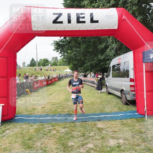 21.06.2025 - 27. Vierlanden-Triathlon MichiJ http://msf.ph/oto/8030541 15.06.2026 12:38:36 Ziel 54 meine-sportfotos.de