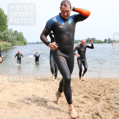 15.06.2025 - 27. Vierlanden-Triathlon Lena Gebhardt http://msf.ph/oto/8030546 15.06.2025 11:08:12 Schwimmen 782, 794, 797, 828, 845, 847 meine-sportfotos.de