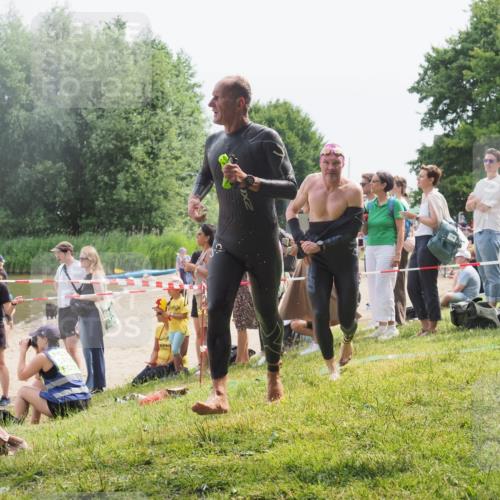15.06.2025 - 27. Vierlanden-Triathlon KatJ http://msf.ph/oto/8030547 15.06.2025 11:08:03 Schwimmen 794, 799, 830 meine-sportfotos.de