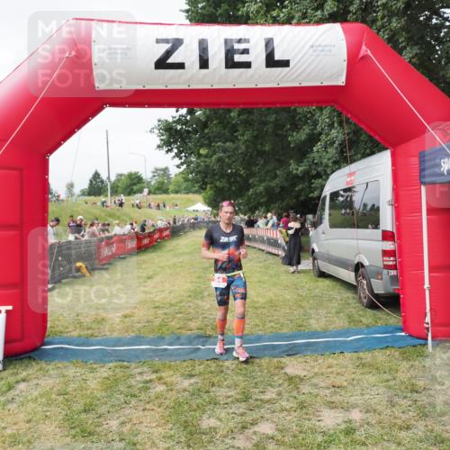 21.06.2025 - 27. Vierlanden-Triathlon MichiJ http://msf.ph/oto/8030549 15.06.2026 12:38:37 Ziel 54 meine-sportfotos.de