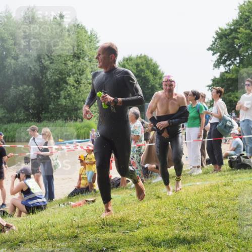 15.06.2025 - 27. Vierlanden-Triathlon KatJ http://msf.ph/oto/8030554 15.06.2025 11:08:03 Schwimmen 794, 799, 830 meine-sportfotos.de