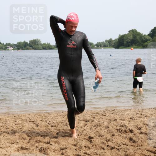 15.06.2025 - 27. Vierlanden-Triathlon Lena Gebhardt http://msf.ph/oto/8030564 15.06.2025 11:08:13 Schwimmen 782, 794, 797, 828, 845, 847 meine-sportfotos.de