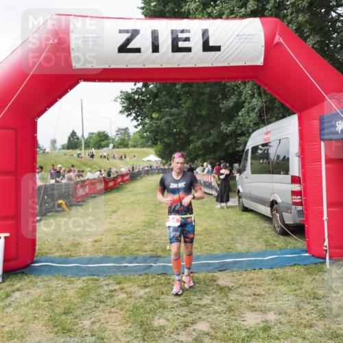 21.06.2025 - 27. Vierlanden-Triathlon MichiJ http://msf.ph/oto/8030565 15.06.2026 12:38:37 Ziel 54 meine-sportfotos.de