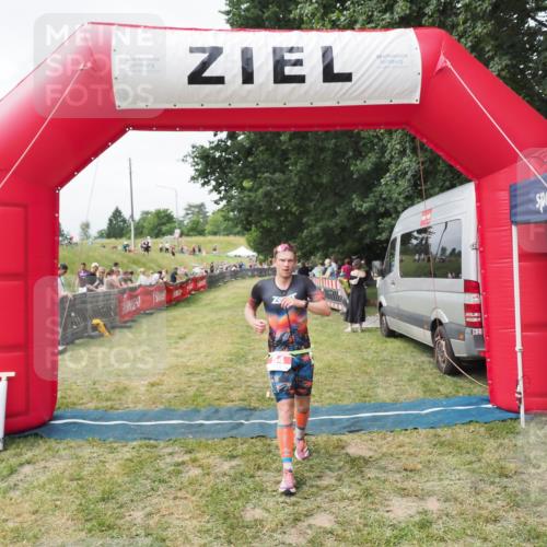 21.06.2025 - 27. Vierlanden-Triathlon MichiJ http://msf.ph/oto/8030573 15.06.2026 12:38:37 Ziel 54 meine-sportfotos.de