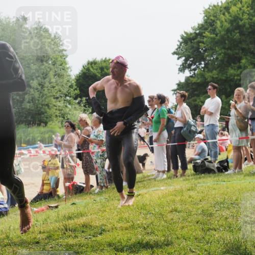 15.06.2025 - 27. Vierlanden-Triathlon KatJ http://msf.ph/oto/8030578 15.06.2025 11:08:03 Schwimmen 794, 799, 830 meine-sportfotos.de
