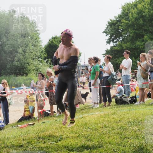 15.06.2025 - 27. Vierlanden-Triathlon KatJ http://msf.ph/oto/8030592 15.06.2025 11:08:04 Schwimmen 794, 799, 830 meine-sportfotos.de